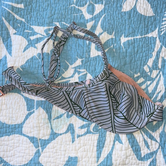 Coconut Ave. Underwire Bikini Top M - Picture 4 of 4
